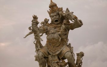 Patung rumit Kumbhakarna Laga di Bali, Indonesia, menampilkan seni Bali.
