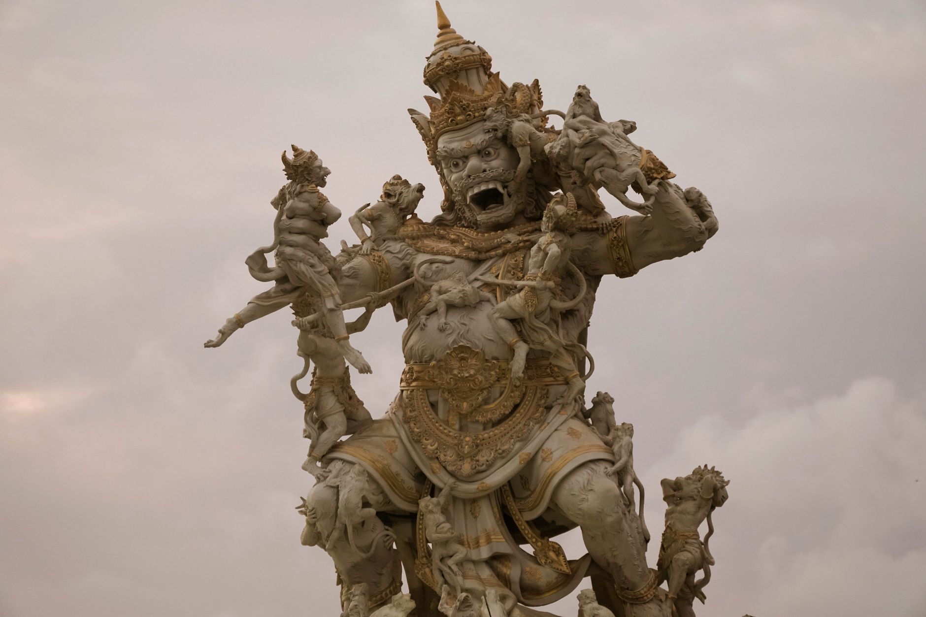 Patung rumit Kumbhakarna Laga di Bali, Indonesia, menampilkan seni Bali.