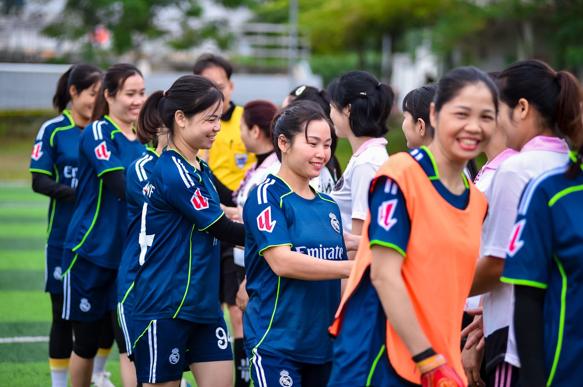 Tim sepak bola wanita di Hà Nội saling menyapa dengan senyuman sebelum pertandingan ramah.