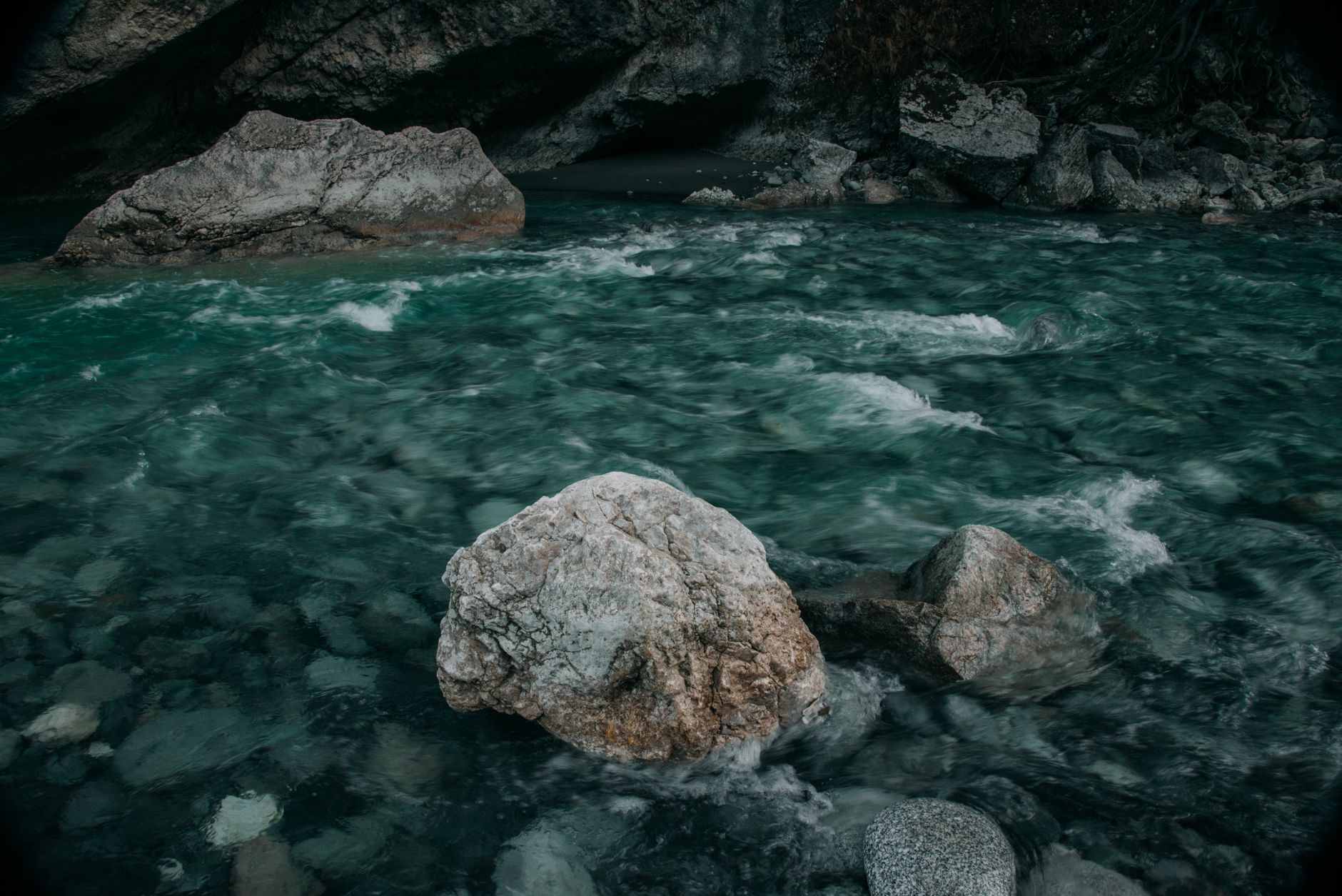 Sungai gunung yang tenang mengalir di atas batu-batu di lanskap indah Ossetia Utara.