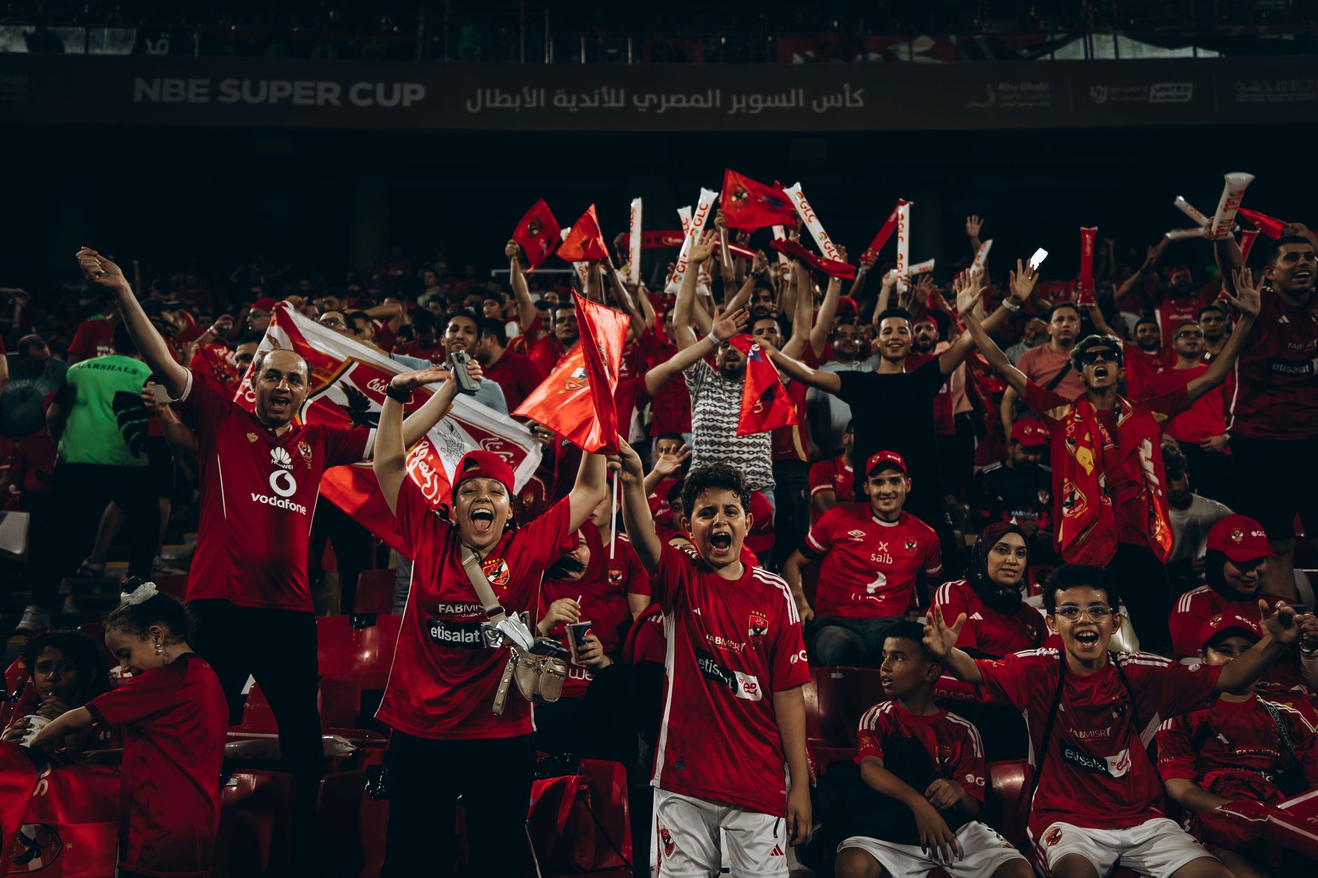 Penggemar yang bersemangat merayakan pertandingan sepak bola Piala Super NBE.