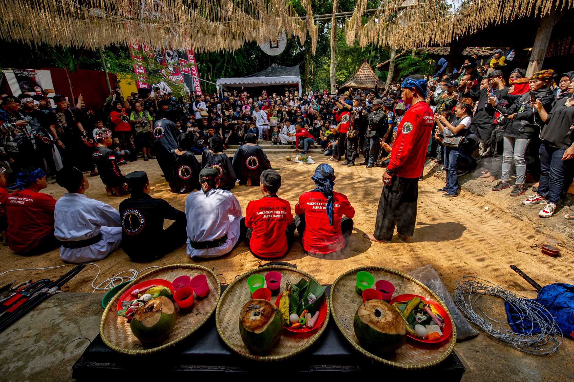 Acara seni bela diri budaya di Bandung, menampilkan pakaian dan ritual tradisional Indonesia.