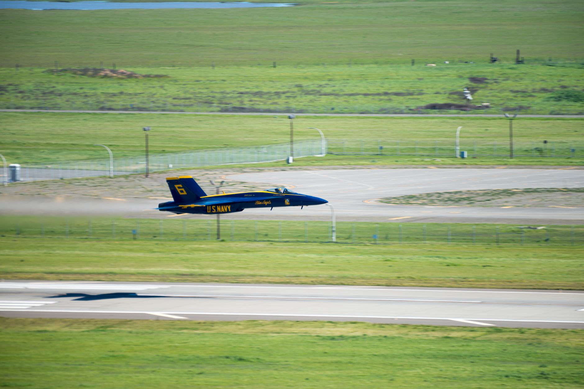 Gambar dinamis dari jet tempur US Navy Blue Angels yang menunjukkan akrobatik udara di pertunjukan udara di Fairfield, California.