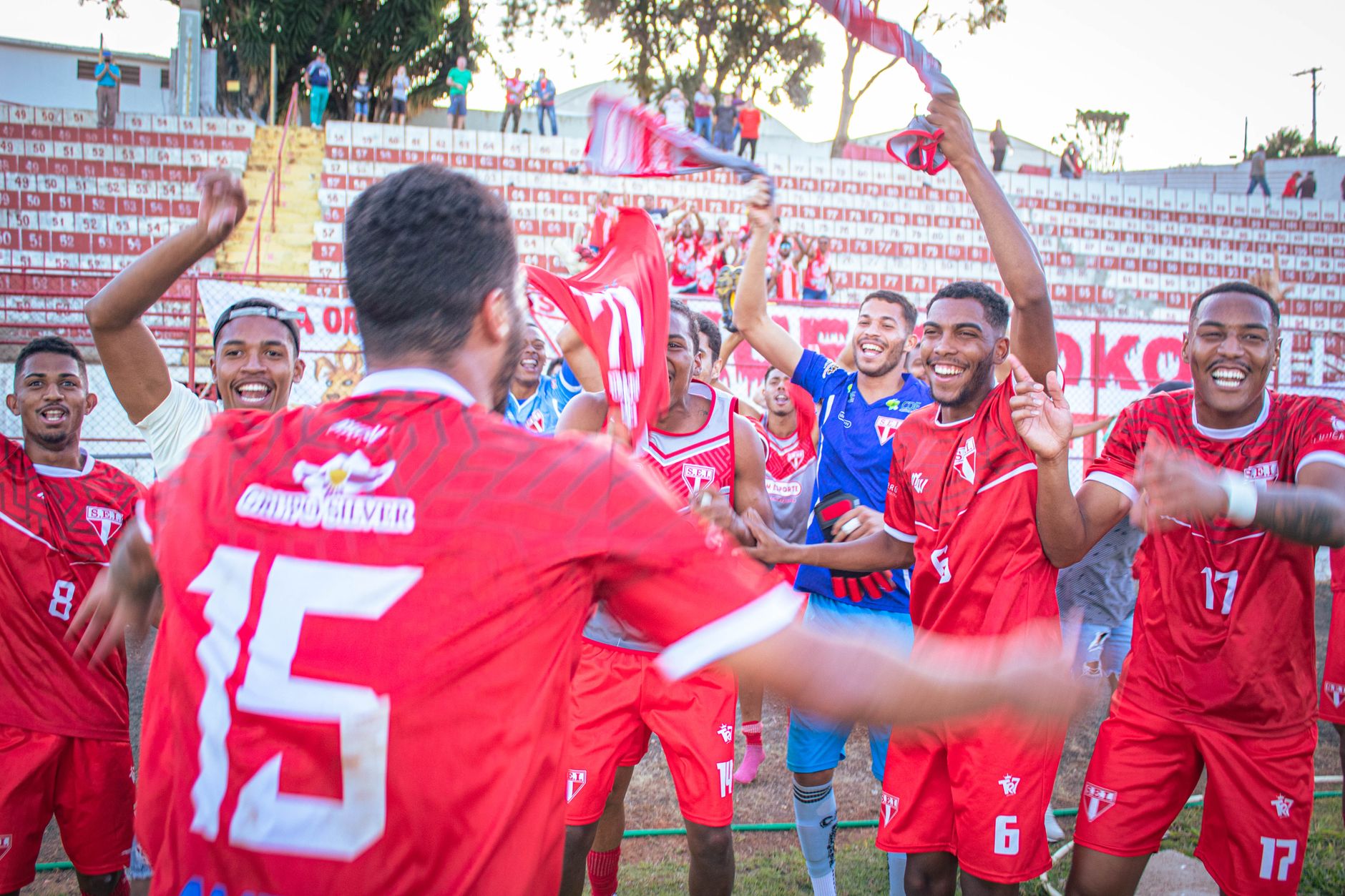 Sebuah tim sepak bola merayakan kemenangan mereka di lapangan dengan gembira, mewujudkan kerja sama tim dan kebahagiaan.