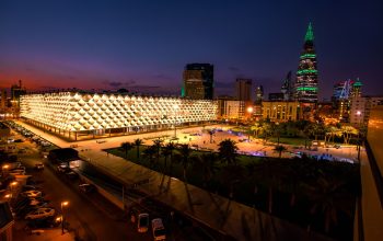 Pemandangan kota malam hari yang semarak menampilkan Perpustakaan Nasional Raja Fahd di Riyadh, Arab Saudi.