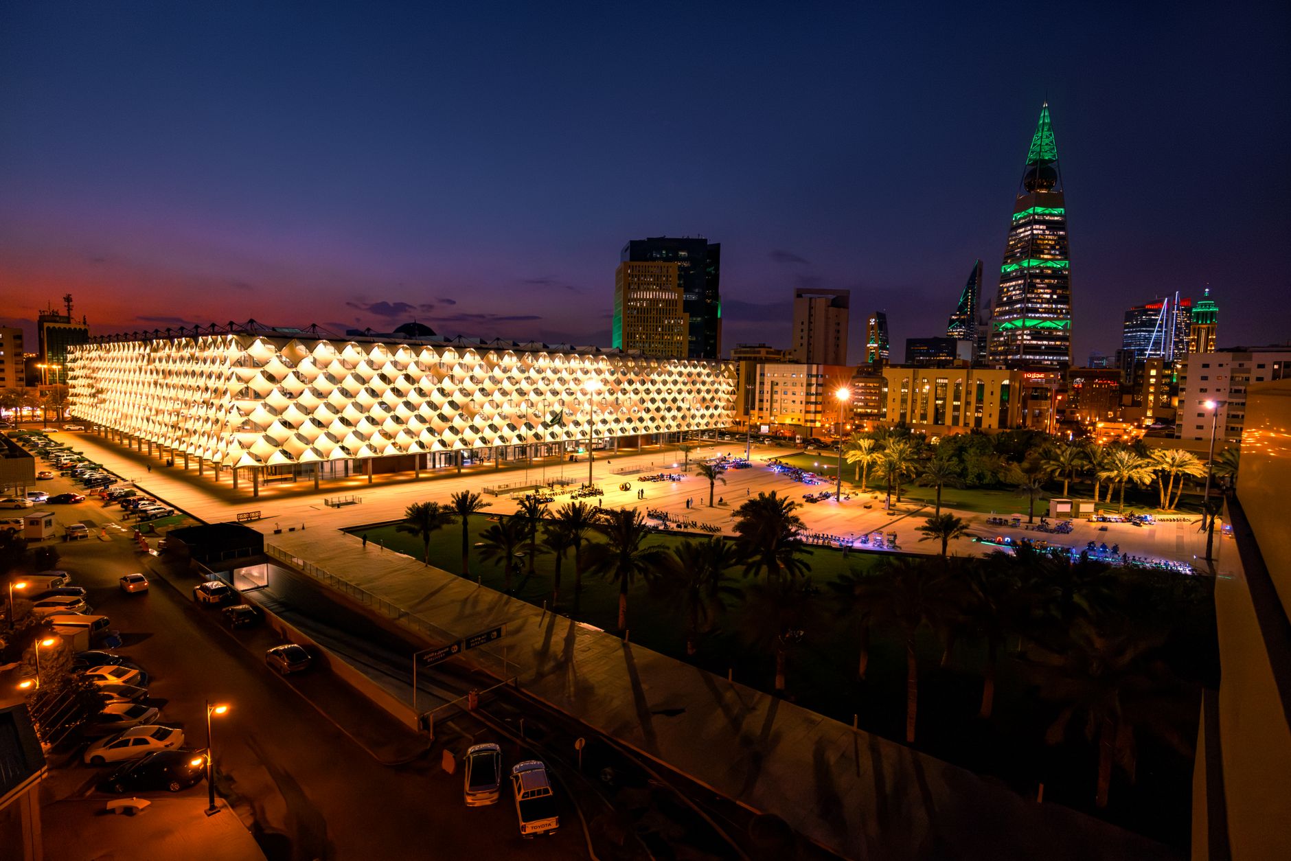Pemandangan kota malam hari yang semarak menampilkan Perpustakaan Nasional Raja Fahd di Riyadh, Arab Saudi.