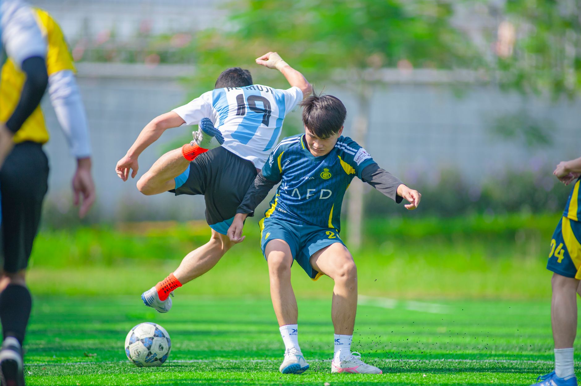 Aksi sepak bola yang intens terekam pada hari yang cerah di Hà Nội, Vietnam.