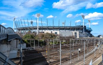 Pemandangan cerah Melbourne Cricket Ground dan jalur kereta api di dekatnya di Richmond, Australia.